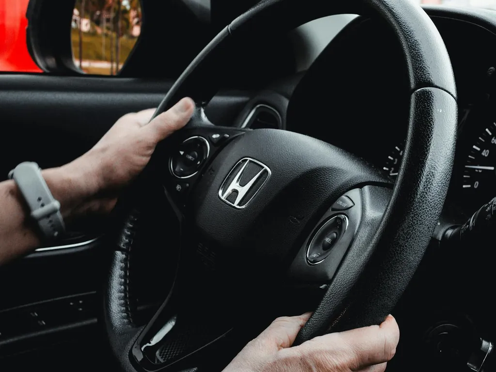 Le volant qui se bloque en roulant : diagnostic, urgence et solutions pratiques