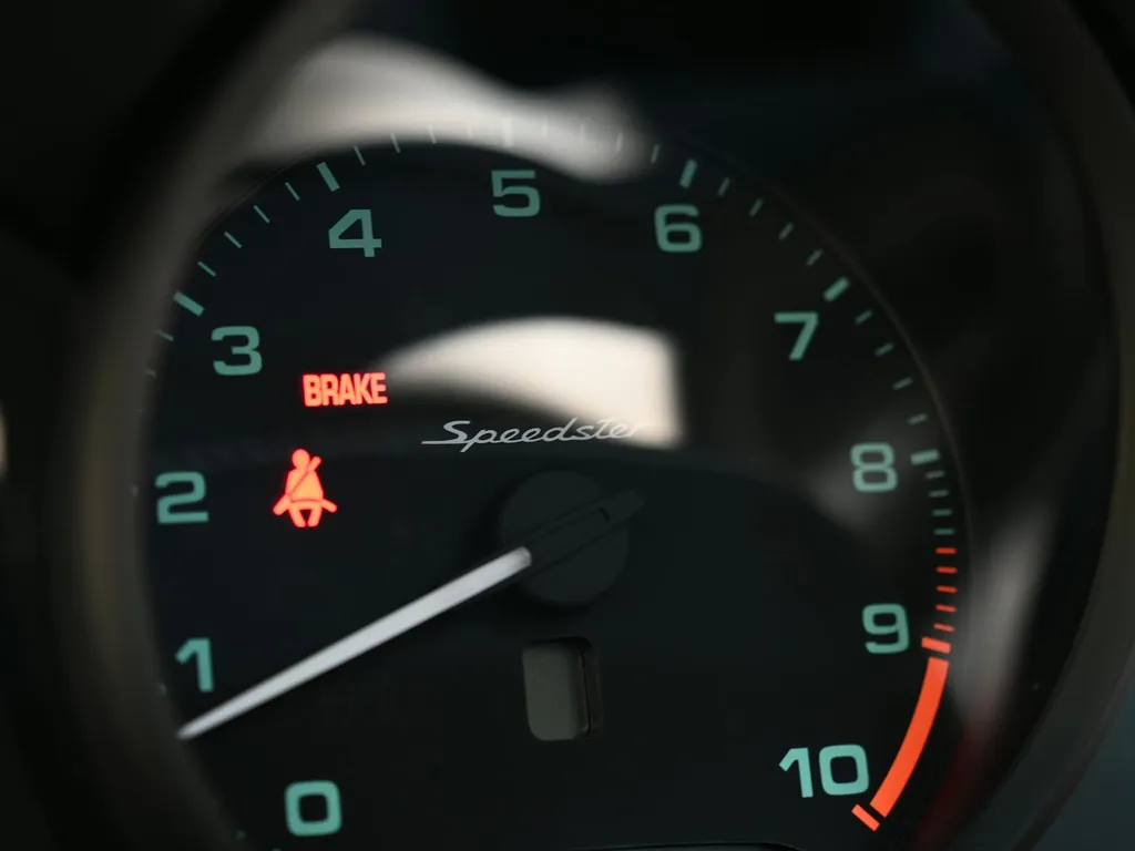 La distance de freinage varie en fonction de la vitesse, de l'adhérence et de l'état du véhicule